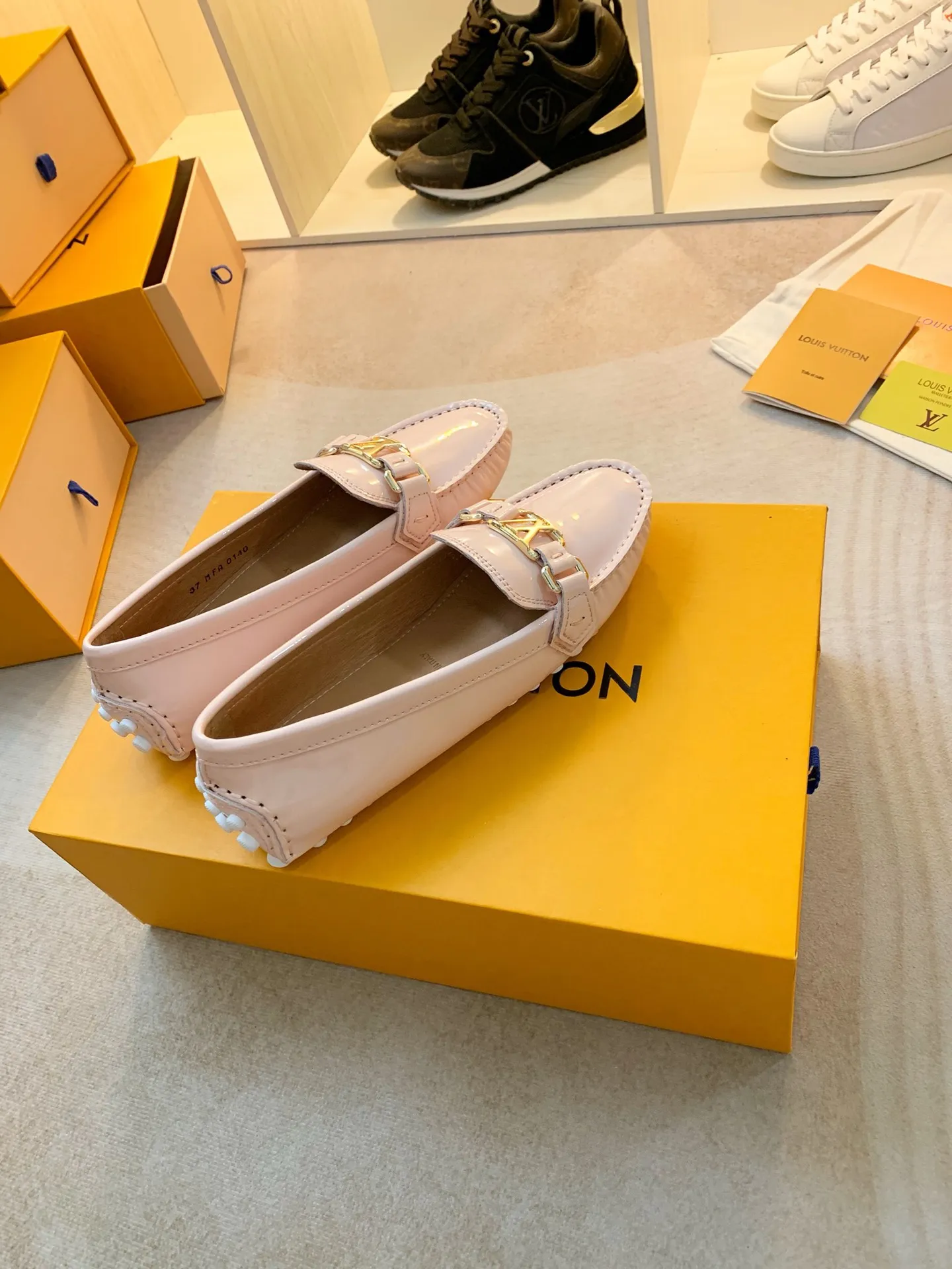 p460💰Couple model❤️🇫🇷 𝙇𝙤𝙪𝙞𝙨 𝙑𝙪𝙞𝙩𝙩𝙤𝙣 🇫🇷Louis Vuitton 2023 Classic𝓛𝓿 𝓣𝓻𝓪𝓲𝓷𝓮𝓻 Sports Series ➪➪➪¯ [Arizona Doudou Shoes Series] ▪️▪️▪️Arizona slip-on shoes are made of Monogram Eclipse canvas. Its hand-painted and dyed edges and hand-sewn uppers fully demonstrate Louis Vuitton's traditional shoemaking craftsmanship. This slip-on shoe is very lightweight. The integrated tongue and upper make it particularly comfortable and flexible. The soft outsole is equipped with rubber padding. Decorated with matching sash. Detailed features: ☑️Monogram Eclipse canvas ☑️Black Eclipse pattern ☑️Hand-painted shoe edges ☑️Hand-sewn uppers (each pair takes time to process) ☑️Integrated tongue and upper construction ☑️Outsole equipped with rubber lining ☑️size: 35_46